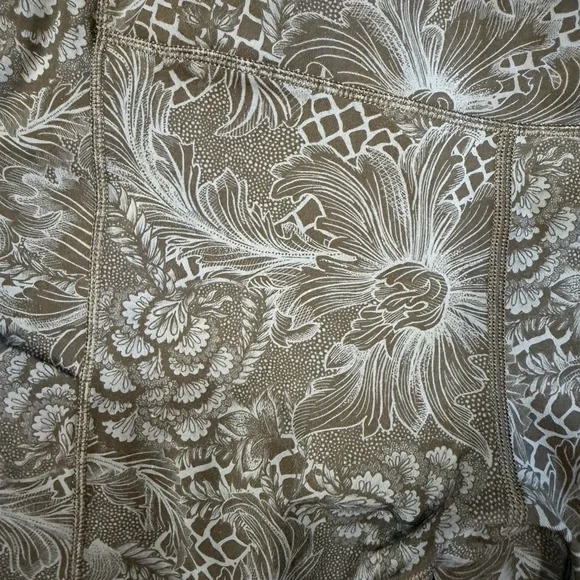 lululemon athletica Women's Navy Floral Joggers - Picture 9 of 10